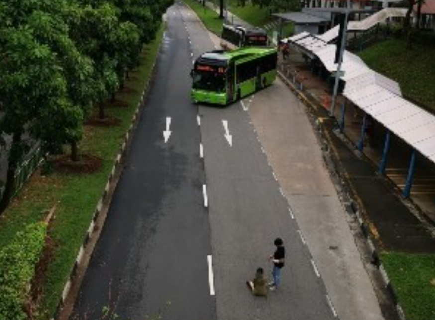 Man and woman arguing in middle of road in Yishun has got bus switching lanes