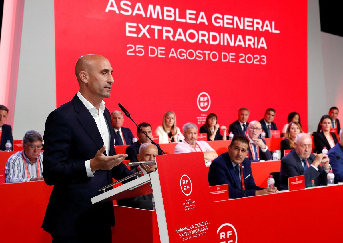 Spain team quits as federation boss refuses to resign in kiss scandal