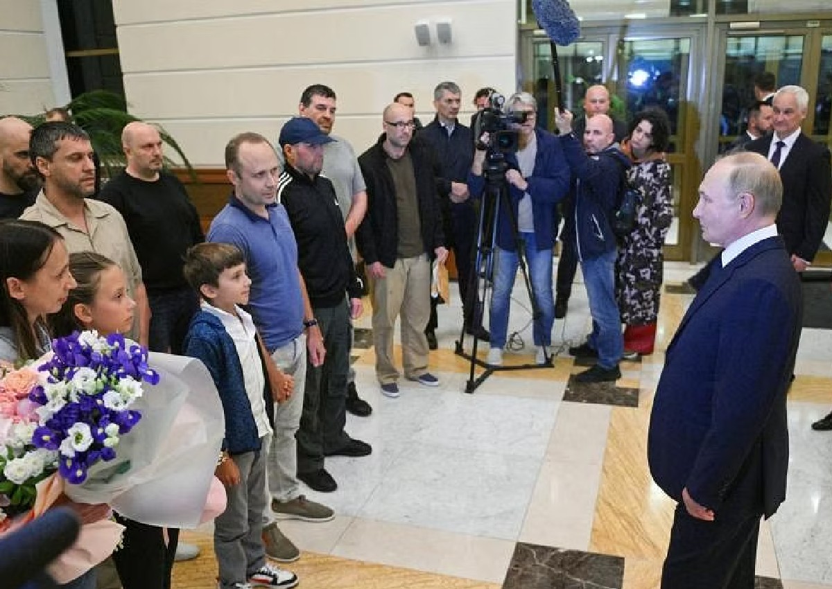 Putin welcomes Russians freed in prisoner swop as heroes loyal to the Motherland