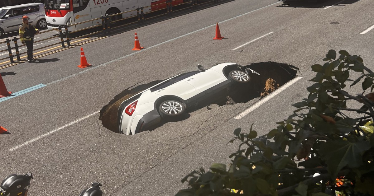 Sinkhole swallows car in Seoul, 2 seriously injured