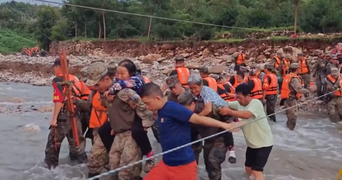 Beijing on top alert for heavy rain, tells residents to avoid going out