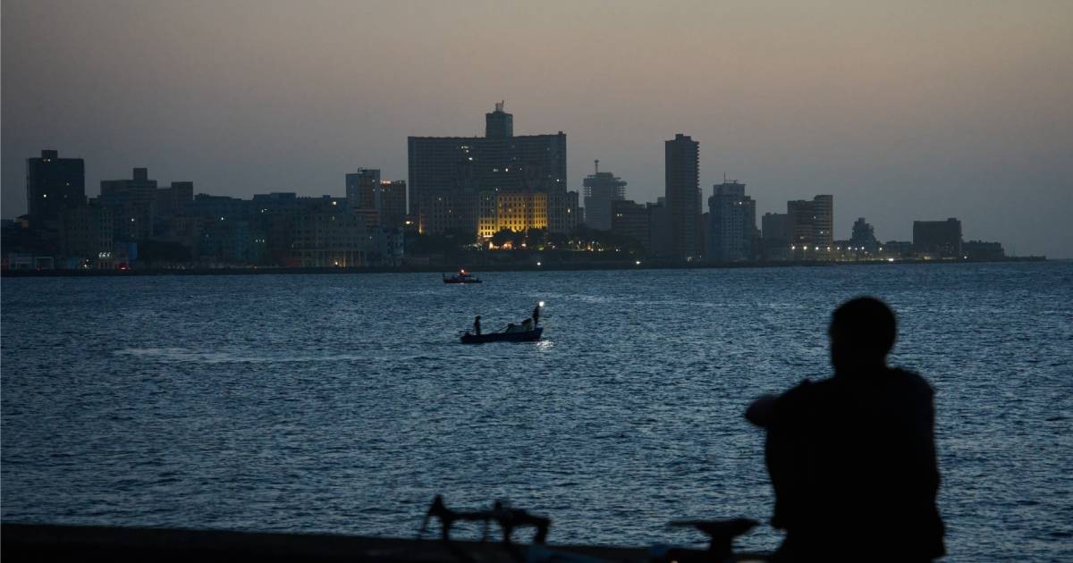 Cubans sleep on seaside boardwalk to seek relief from crippling blackouts and summer heat