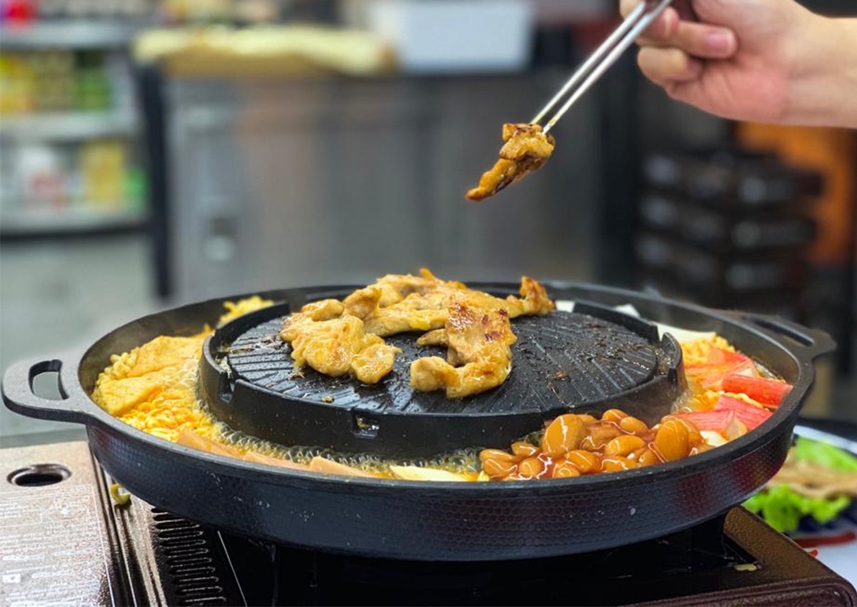 This Korean BBQ buffet stall in Singapore is giving a 15% discount to customers who are underweight