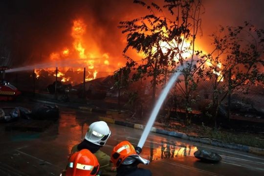 'Spreading along the drains': Fire erupts at Tuas Crescent industrial waste management site
