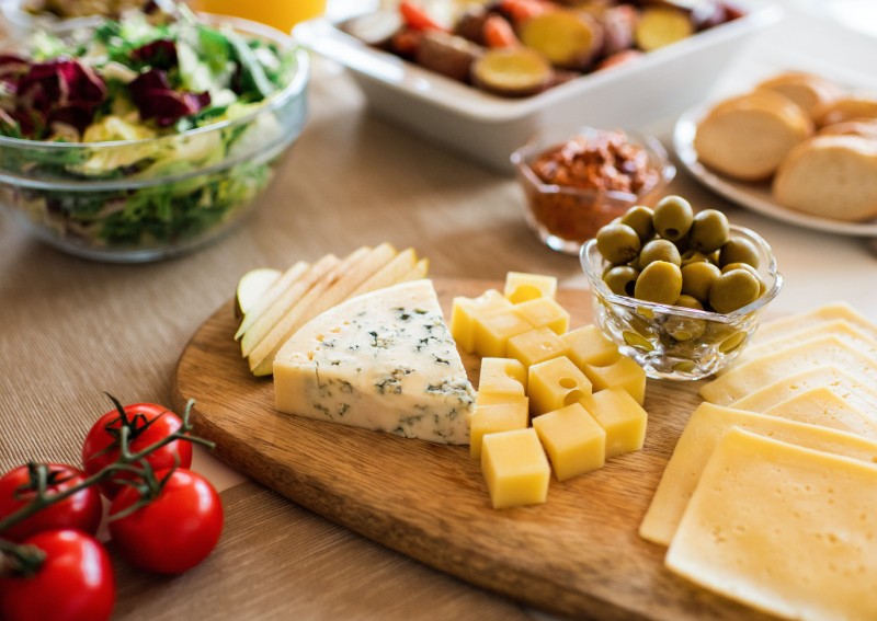 How to arrange the perfect cheese platter for a home party