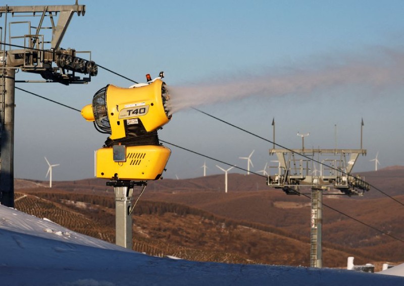 China talks up 'green' Olympics but prepares to fight smog