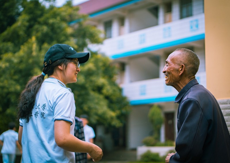 10 ways you can volunteer this Christmas (2021)