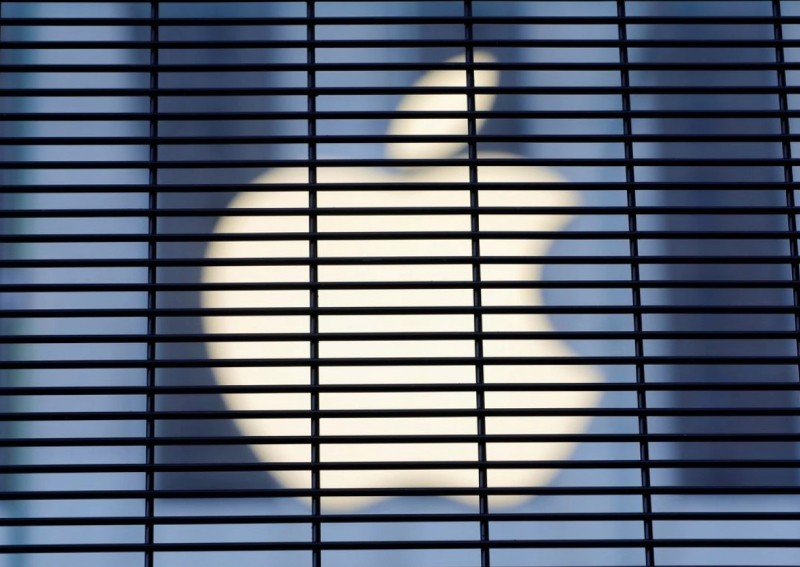 Apple offers hacking targets new options to secure data, chats
