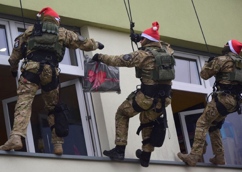 Polish counter-terrorism police help Santa Claus