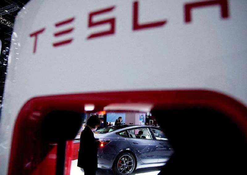 Tesla falls on growing angst over Musk's focus on Twitter