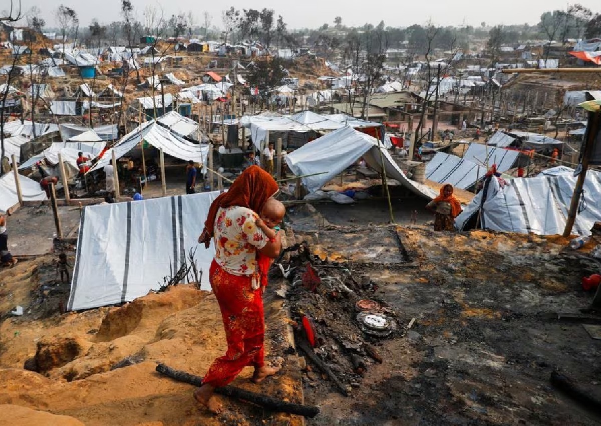 Indonesia navy drives away boat carrying Rohingya