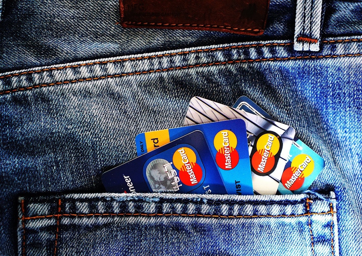 How to avoid falling victim to credit card fraud when shopping online or travelling overseas