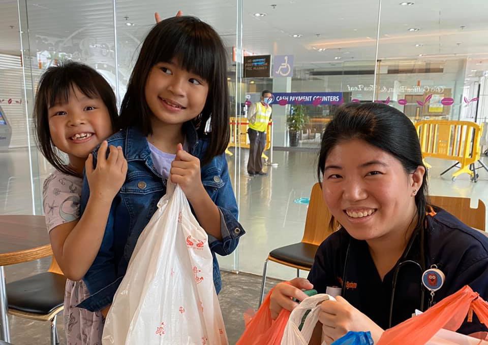 This made my day: 2 girls deliver comfort food to cheer hospital staff on