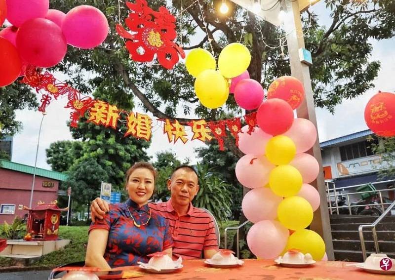 Couple holds wedding banquet in Bukit Merah coffee shop