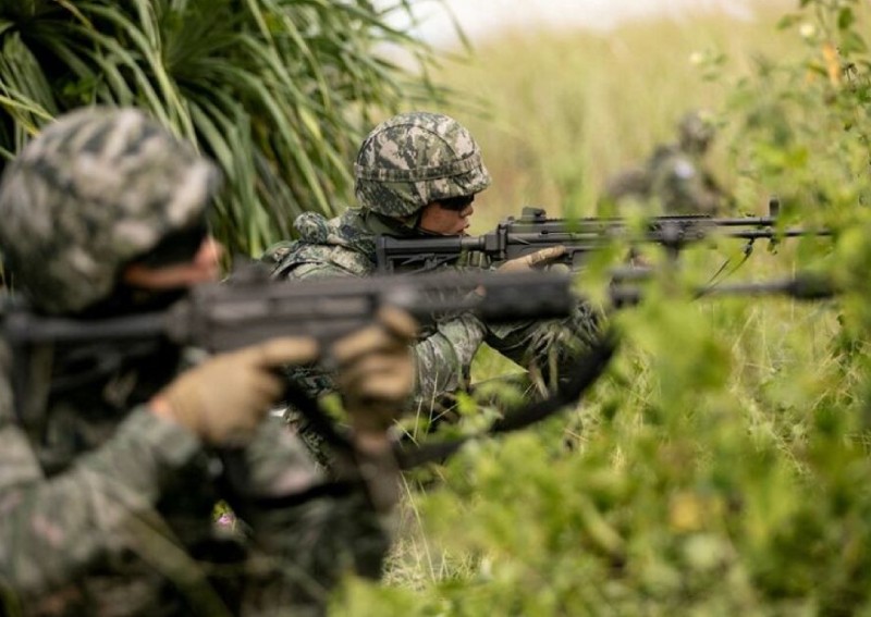 5 soldiers killed in shooting at Philippine military camp