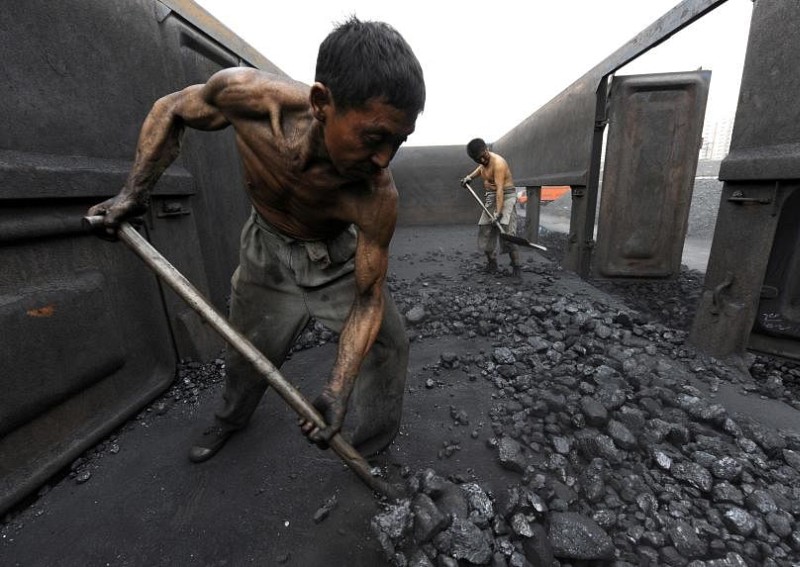 Mudslide disrupts rescue of 53 missing in China mine collapse