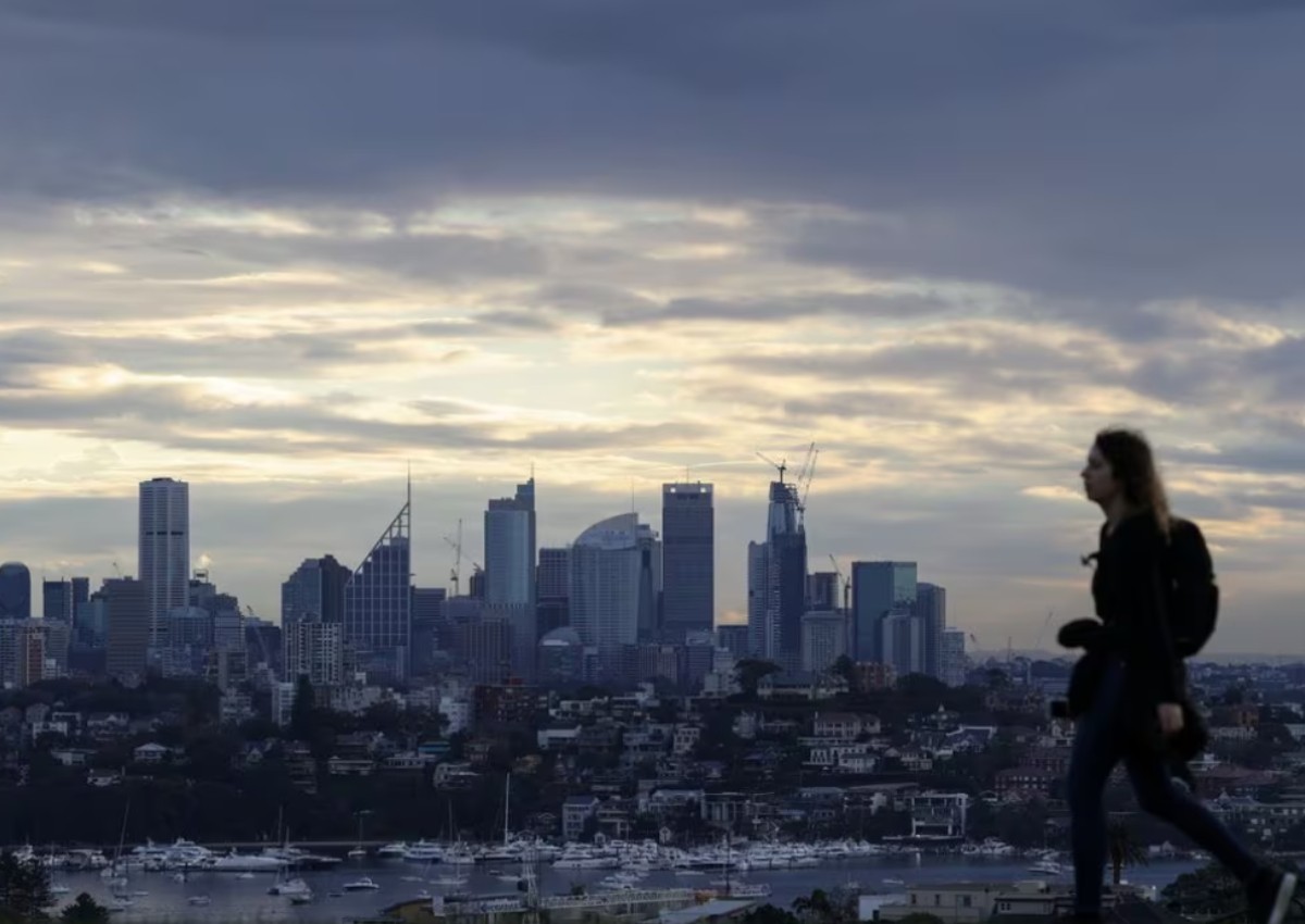 Sydney school, supermarket tainted with asbestos as crisis widens