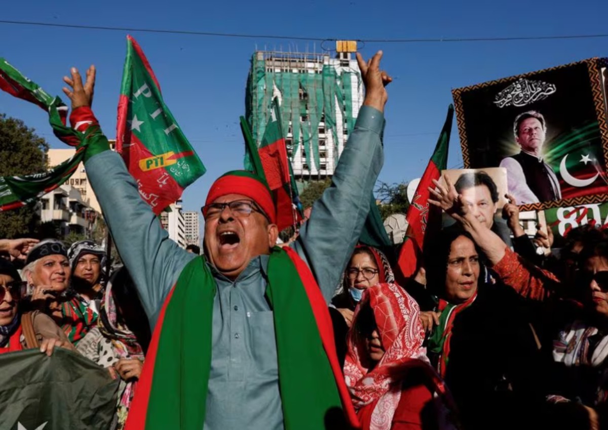 Pakistan in for 'roller coaster' ride after parties strike deal