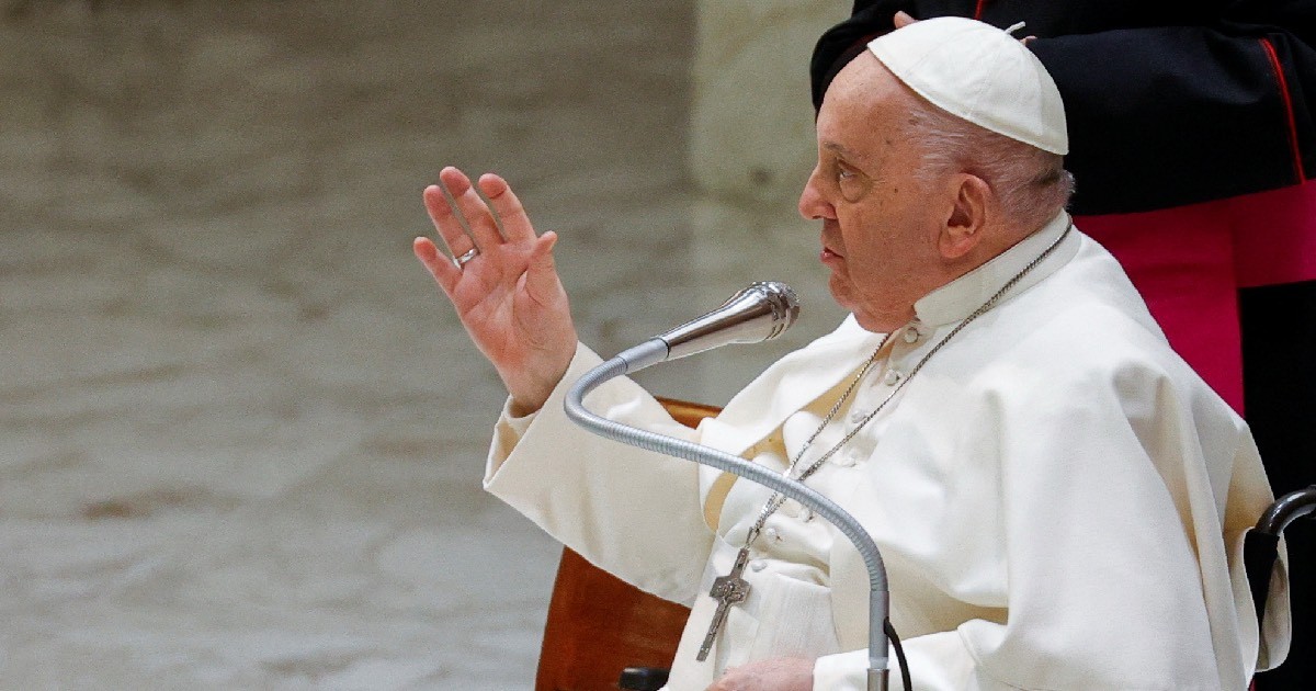 Pope Francis not out of danger, but expected to live, medical team says