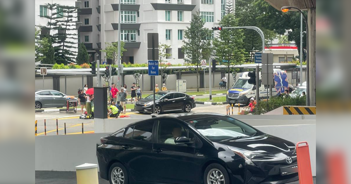 Pedestrian, 17, taken to hospital after accident in Bukit Panjang