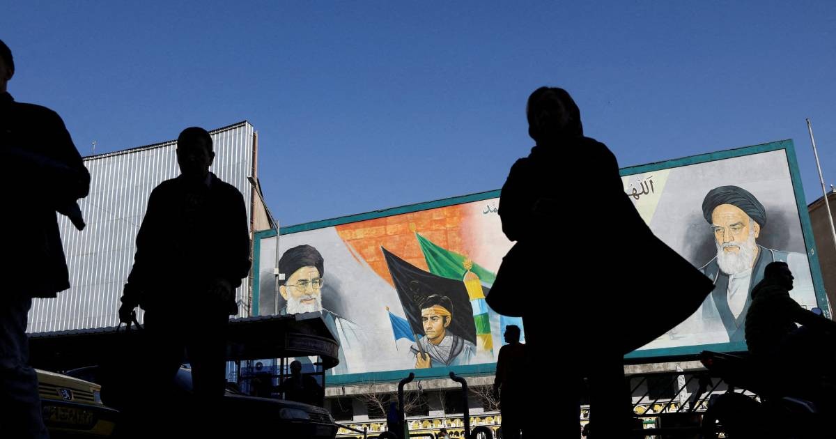 Iranian mourning ceremonies prompt new crackdowns in echo of 1979 revolution