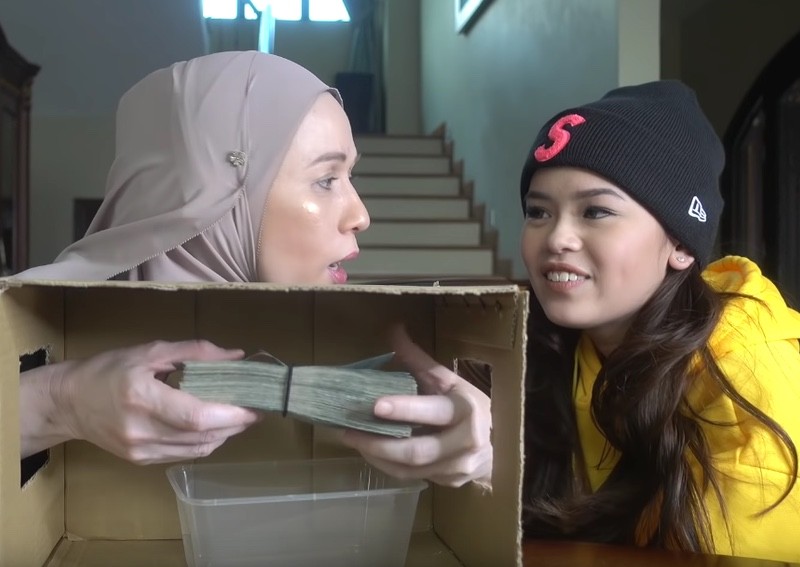 Malaysian mum left speechless after YouTuber daughter surprises her with RM10,000 in cash