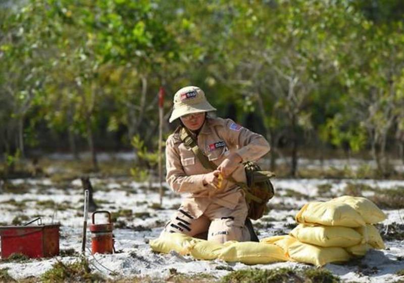 Vietnamese women strive to clear war-era mines