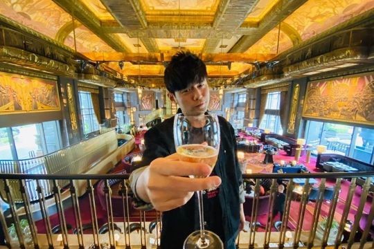 A man of his word: Jay Chou settles bills for fans at Atlas bar