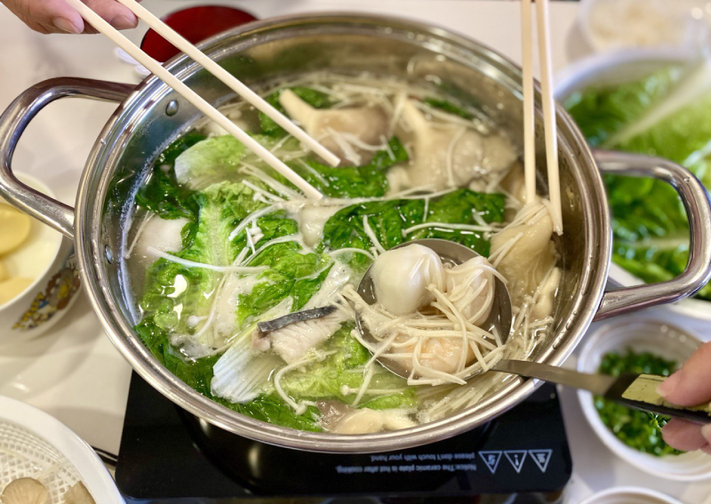 Haidilao on a budget: I tried recreating the 'HDL experience' for my CNY reunion dinner and spent less than $20 per pax