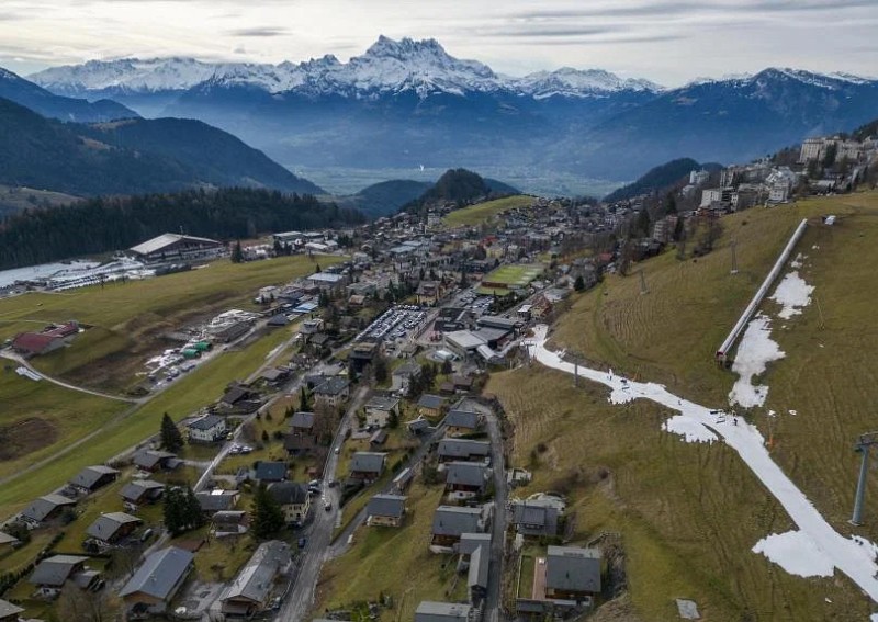 Snowless slopes spoil holiday skiing in Switzerland