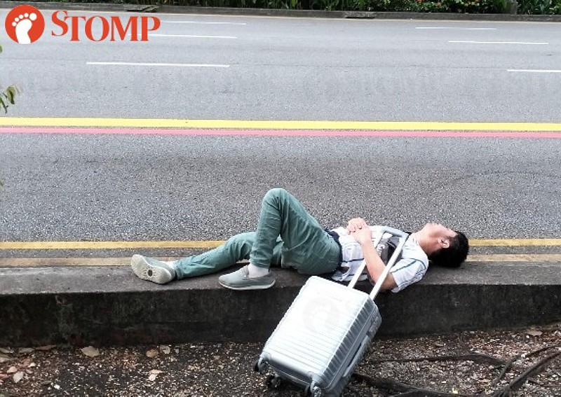 'Most iconic picture of 2023?' Man seen sleeping at side of Orchard Road while hanging on to his luggage 