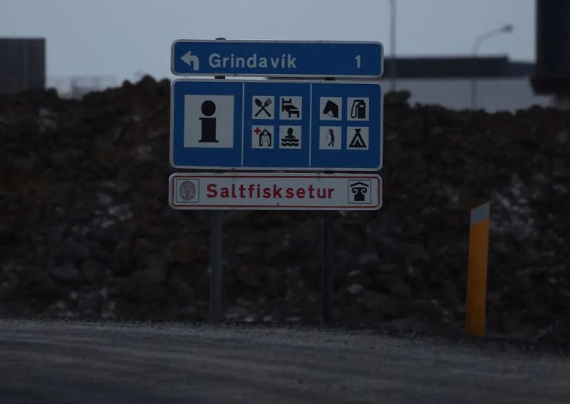 Icelandic volcano eruption eases, but risk remains