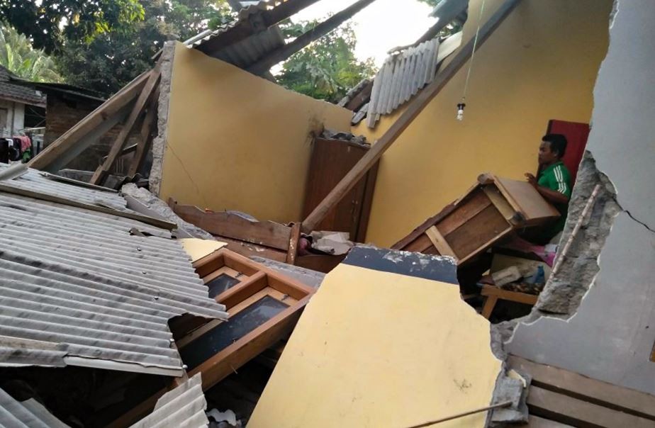 Powerful quake kills 14 on Indonesian tourist island Lombok