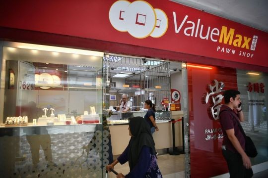 Man tries to rob Bedok pawnshop, flees after chopper breaks