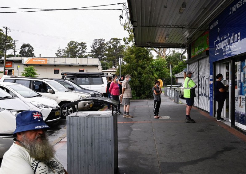 Australia battles fresh Omicron outbreak as Covid-19 deaths rise