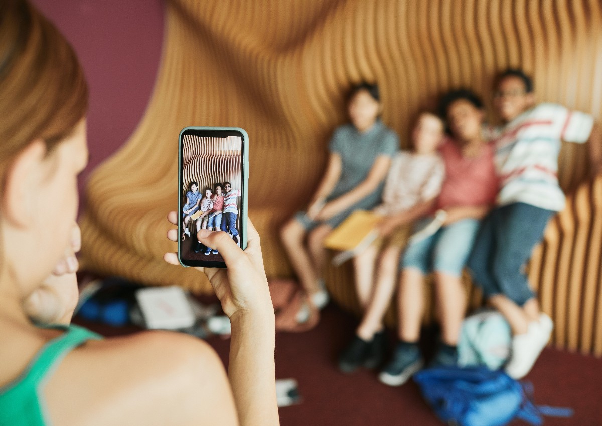 Mobile phones to be banned from Dutch classrooms next year