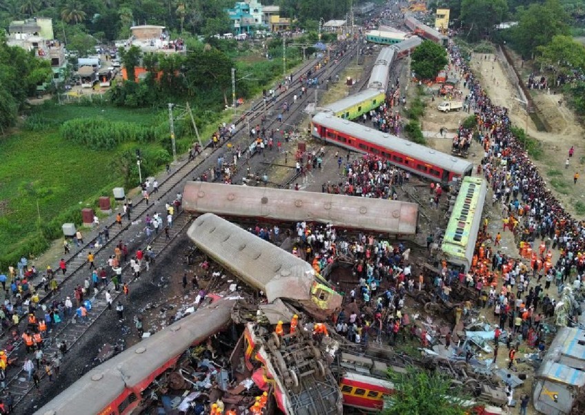 India's federal police arrest 3 railway staff over deadly train crash