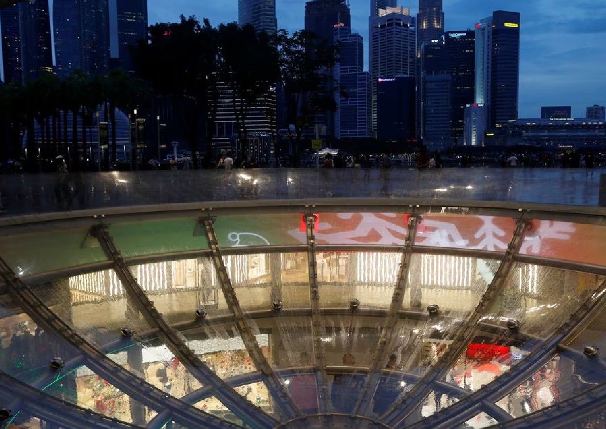 Singapore's economy grows slightly in Q2, averts recession