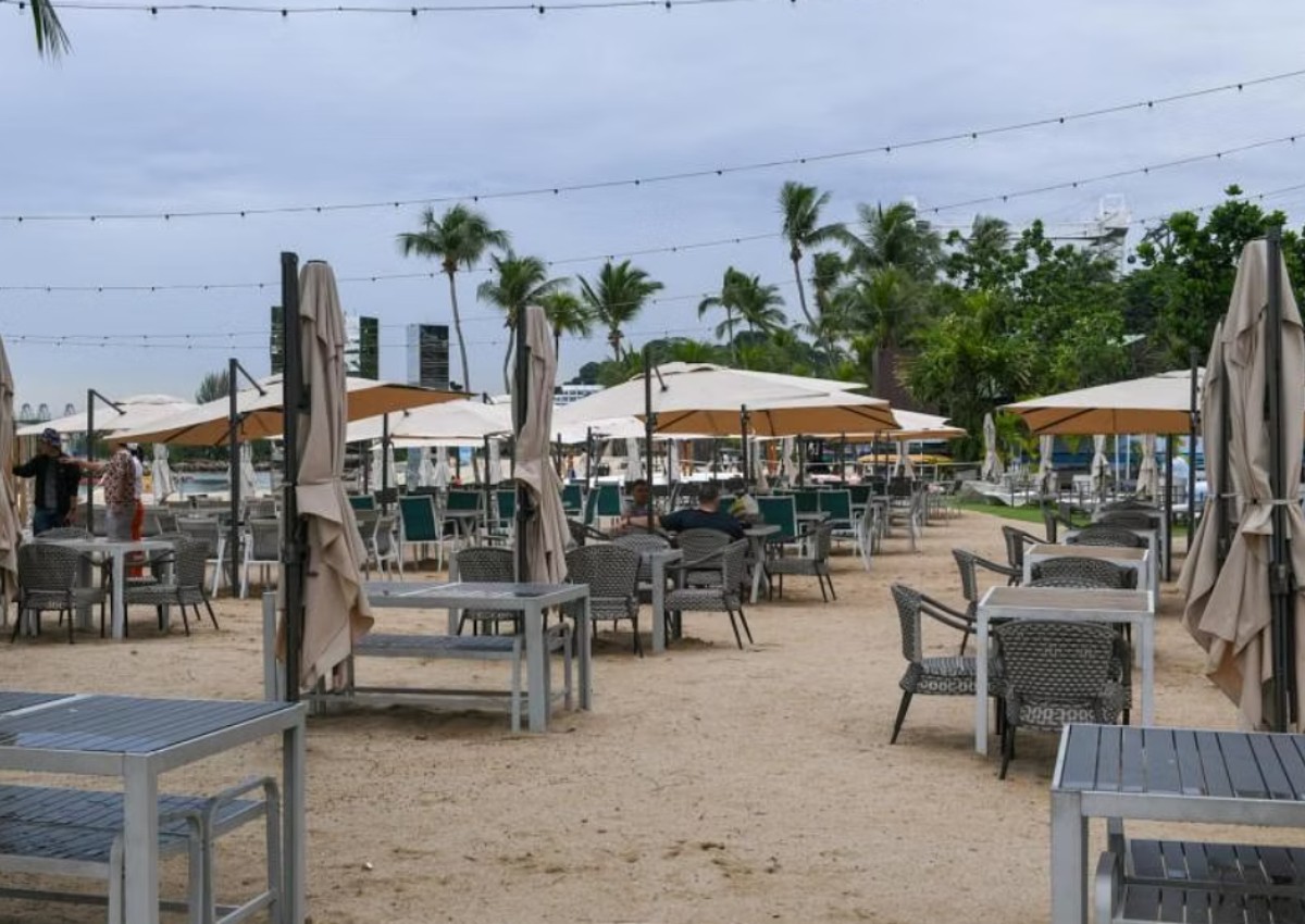 'Hours without anyone walking in': Waterfront businesses see takings tumble following oil spill