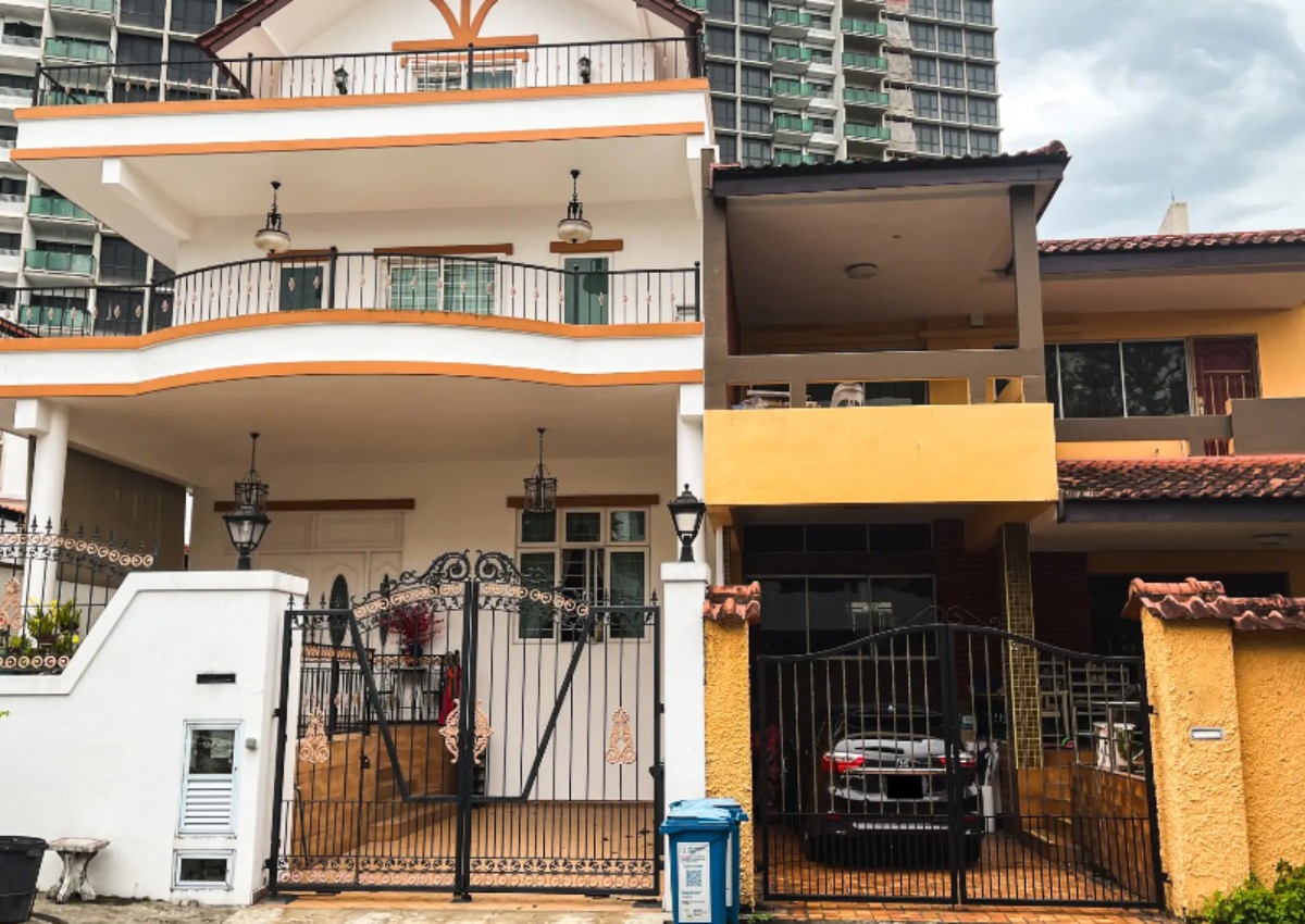 Touring surprising freehold landed estate in Ang Mo Kio (close to St Nicholas Girls' School) from $4.5m