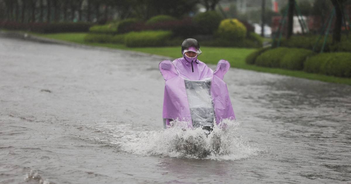 Heavy floods submerge roads, vehicles in northern China