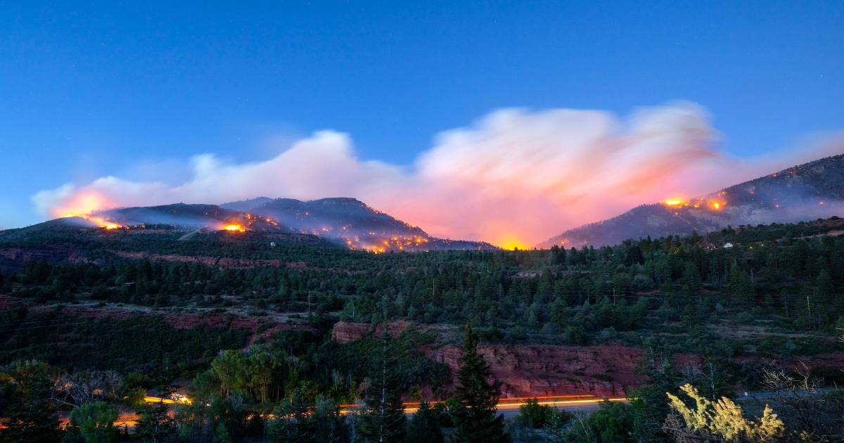 Crash of a helicopter helping to fight a Colorado wildfire leaves the pilot dead