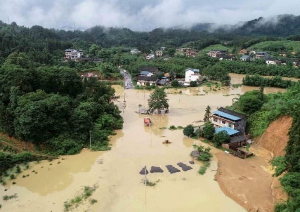 Thousands stranded, 5 killed, as heavy rain lashes south China