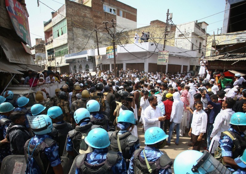 2 killed as Muslims and Hindus clash in India