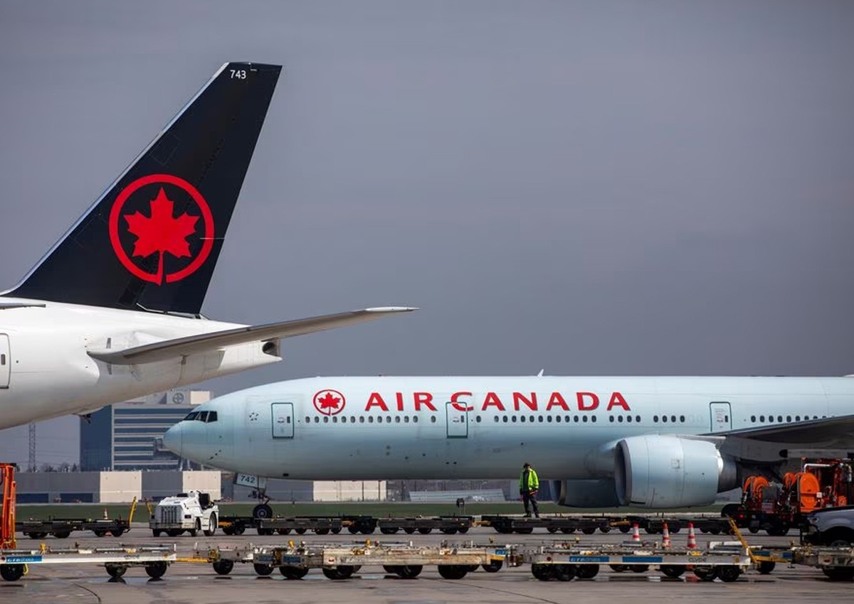 Off-duty Air Canada pilot helped land plane after first officer fell ill