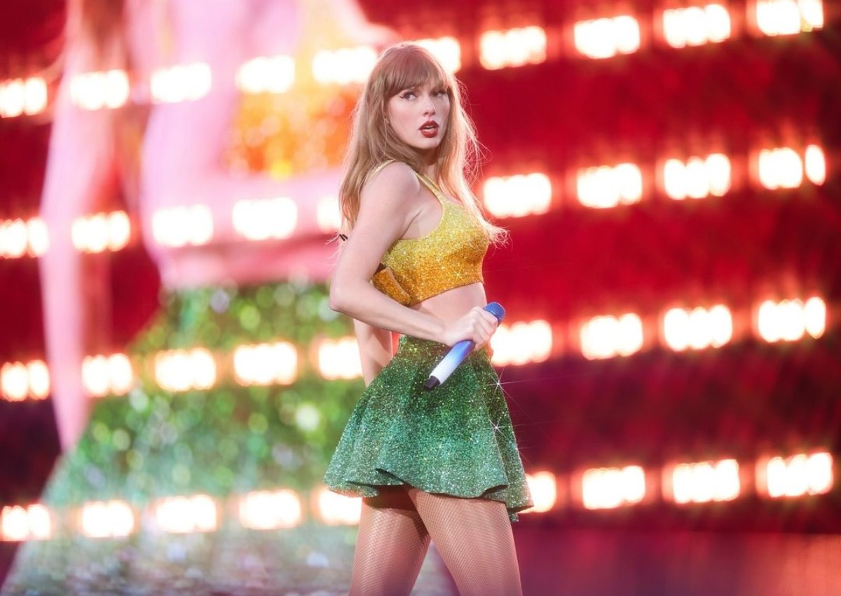 Signed Taylor Swift CD auctioned for $17,000