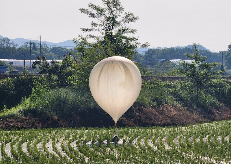 South Korea activists defy warning to fly balloons into North Korea