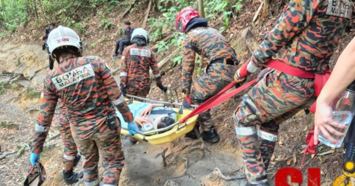 Singaporean woman injured after fall at Selangor waterfall, stretchered down mountain by rescuers