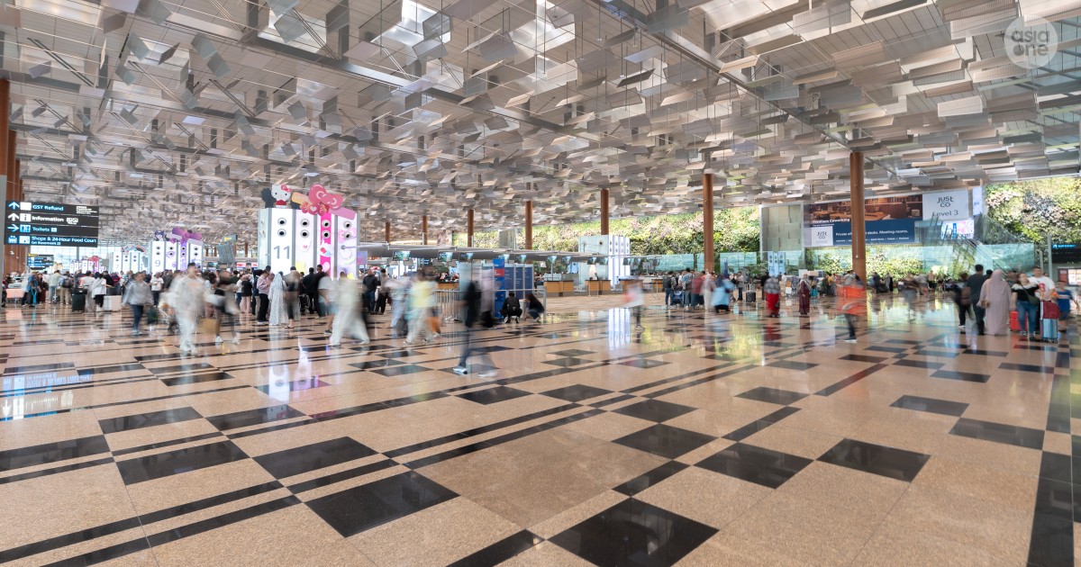 Police recall plane to Changi Airport gate, arrest 3 Chinese nationals over robbery at MBS hotel