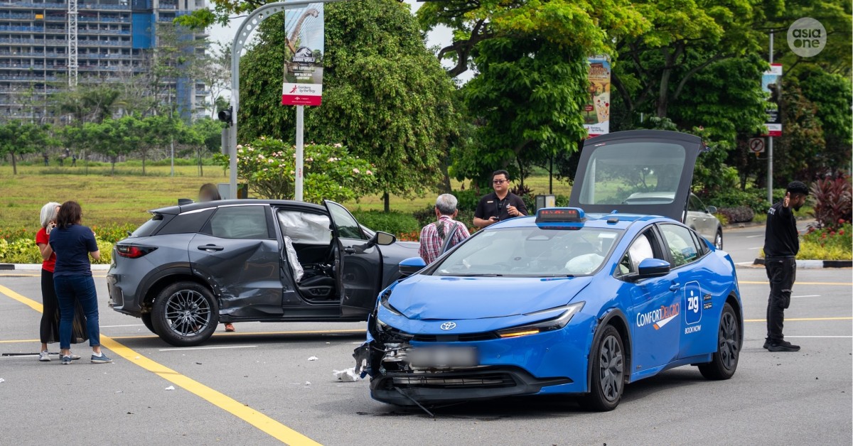 5 taken to hospital after T-bone collision between taxi, car outside Gardens by the Bay